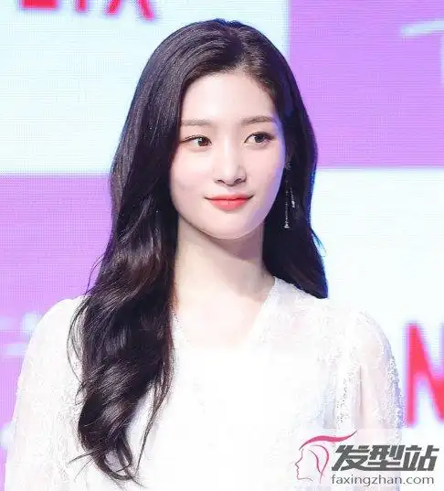 简单大方的披发发型 女生发型选它美翻了_发型站_最新流行发型设计