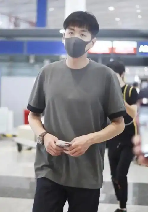 张若昀瘦出少年感,穿印花t恤配休闲裤,真不像当爸的人