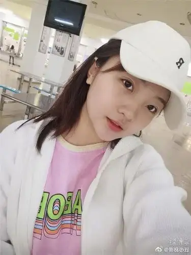 21岁林妙可久违晒自拍素颜出镜皮肤白皙稚气未脱