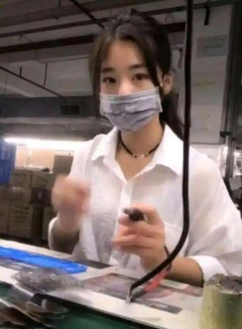 抖音美女戴口罩清纯可爱,自称是丑女,网友:摘下口罩我信了!