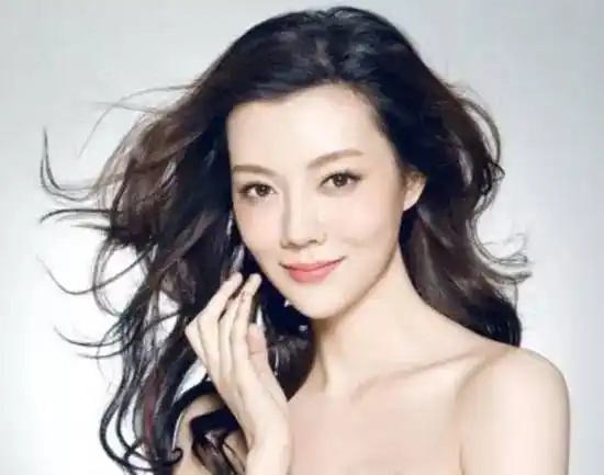 初出道时,她的"通行证"是著名演员母亲王丽云,因为这层关系,很多业界