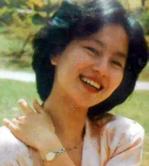 照片中,年轻时的鞠萍一头短发,穿着时尚自然,模样十分青涩.