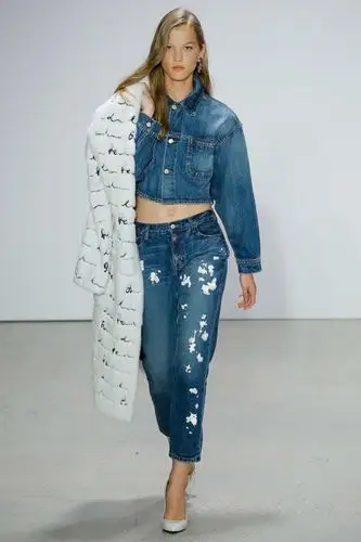 的西服裤装以及直筒裙缓缓走下电梯,大胆的配色以及现代感的印花图案