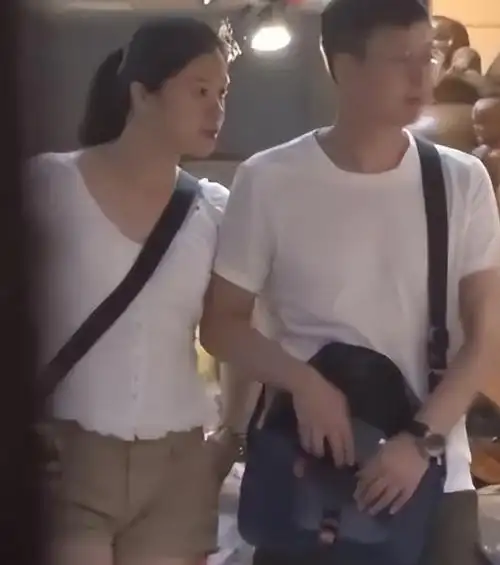 回顾演员刘奕君净身出户后独自抚养儿子二婚娶女强人终获幸福