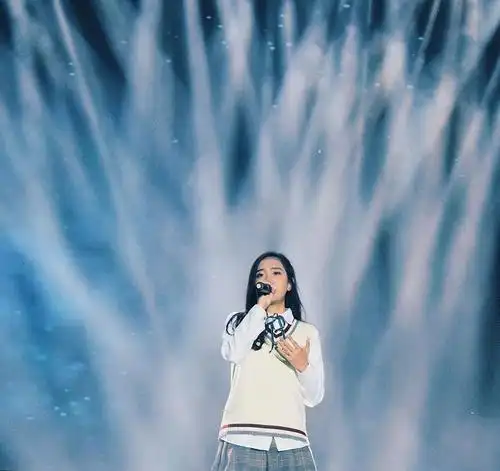 陈颖恩亮相深圳 与千位学生共迎新年