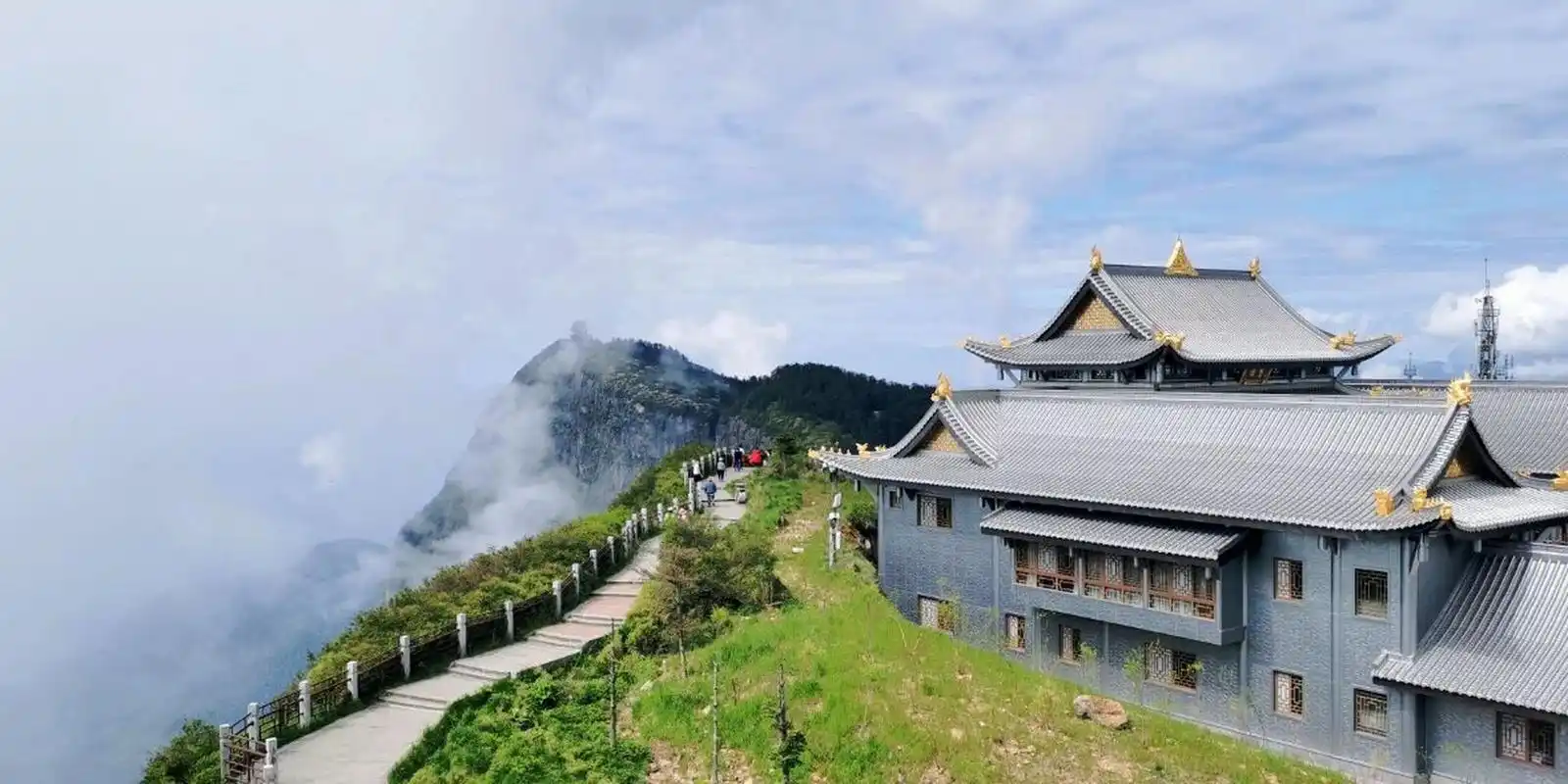 中华名山之峨眉山 峨眉山之上是普贤菩萨和太阳的光芒,峨眉山之中是