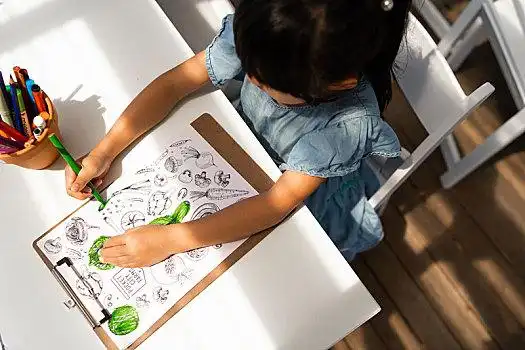 小朋友画画图片