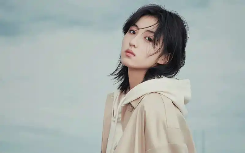 张子枫杂志封面写真图片桌面壁纸