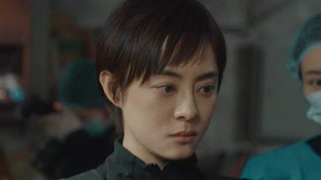 的短发搭配着凌厉的眼神呢,看了都会感觉这就是我们心目中的女刑警呀