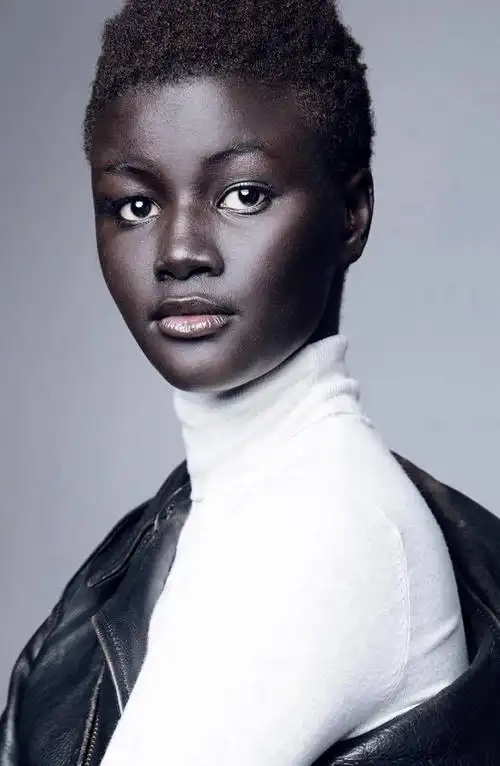 下一组 维密秀黑人第一名模