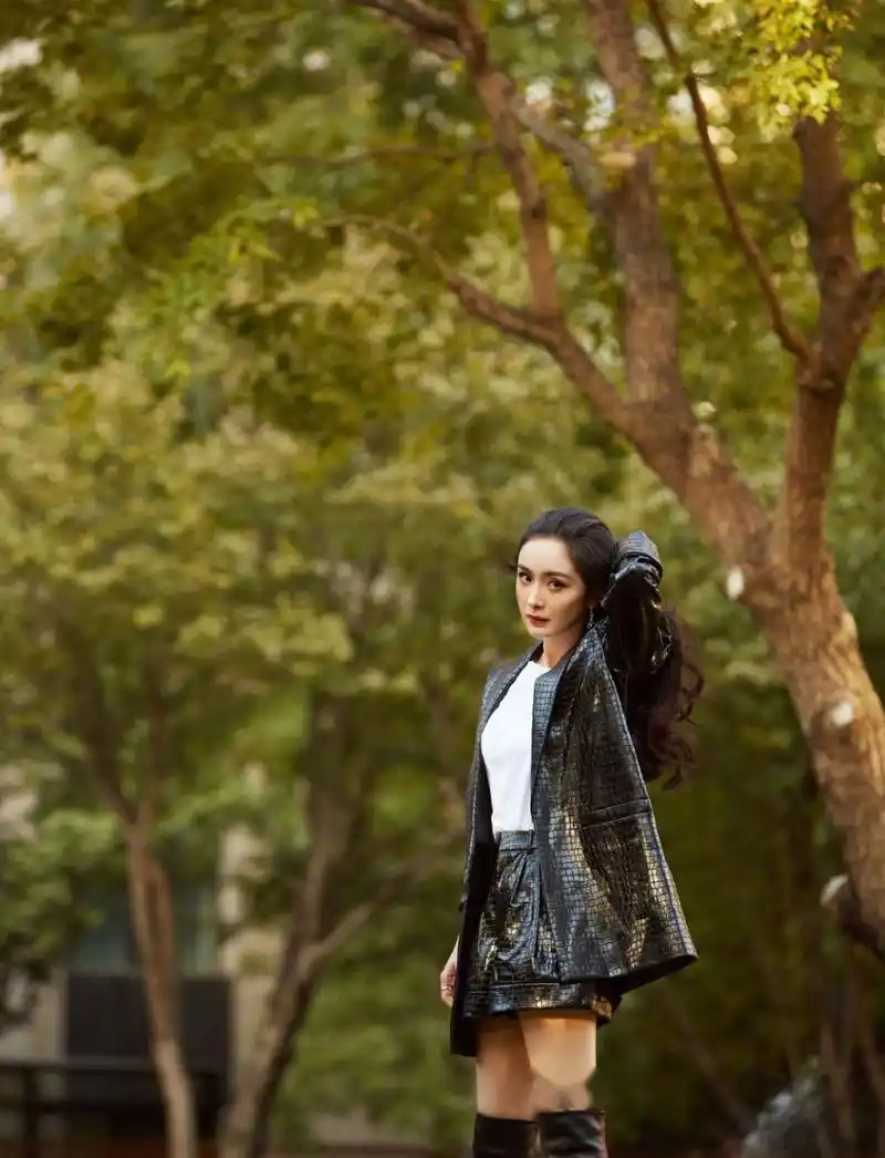 杨幂身着黑色皮革西装搭配过膝长靴又酷又飒