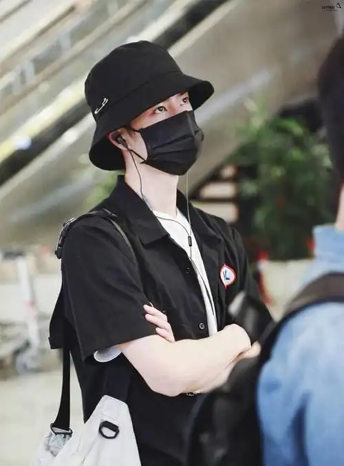 王一博:实实在在的,一个耳机也能用几年,还专门买了个转接头.