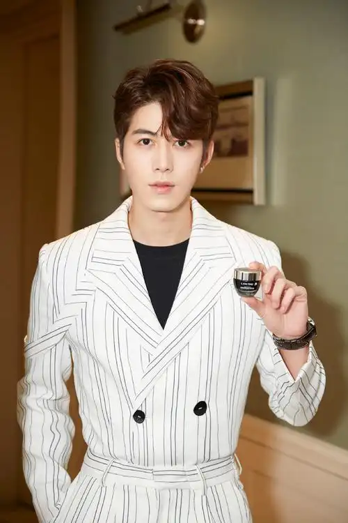 简介:陈学冬冬日儒雅绅士写真图片,分享一组陈学冬图片给大家,图中的