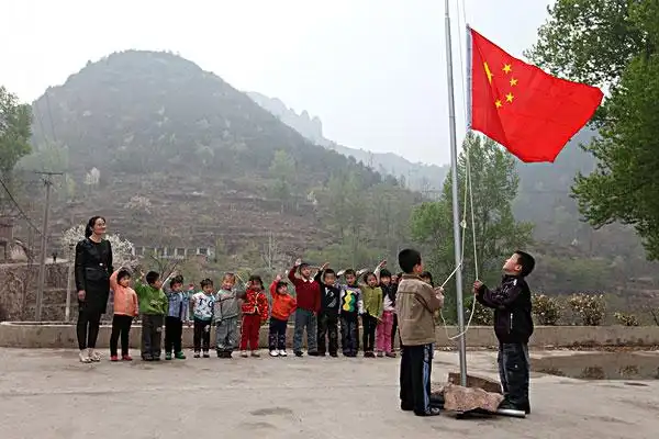 乡村希望小学升国旗