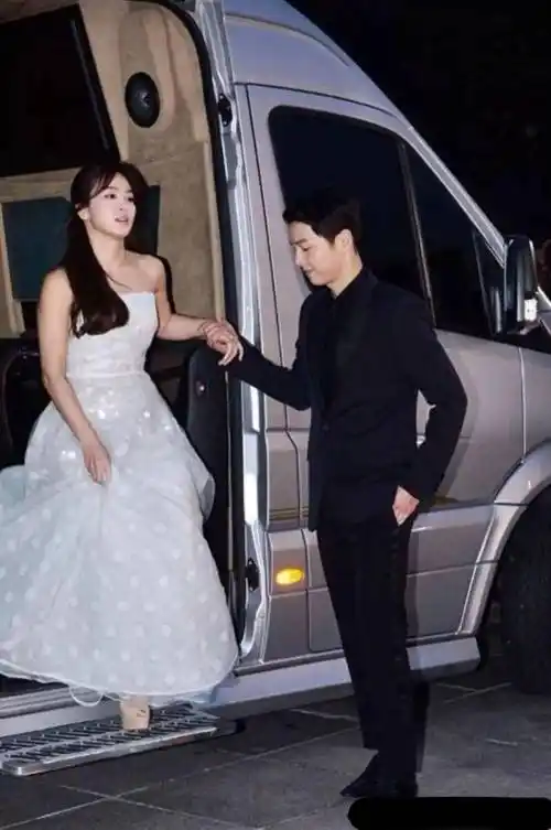 大赏宋仲基颗粒无收,深情凝望前妻宋慧乔,粉丝破防_获奖_老婆_实力派