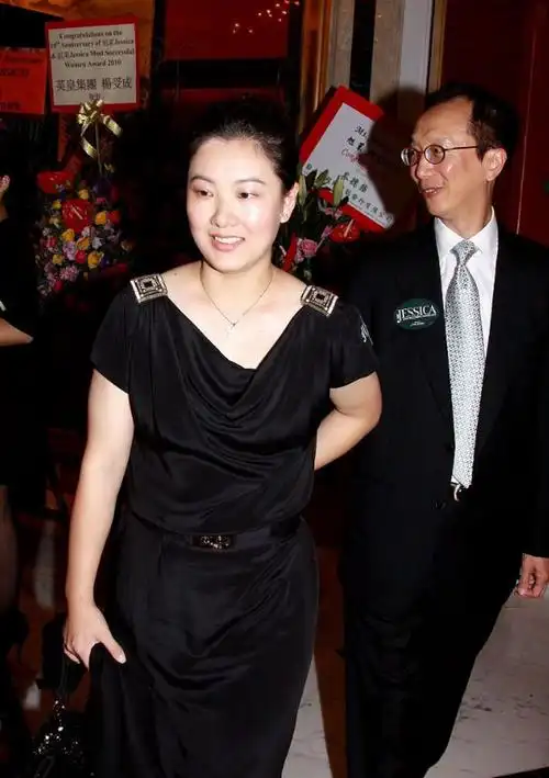 伏明霞的豪门生活真滋润,为70岁老公生仨娃,43岁依然韵味十足