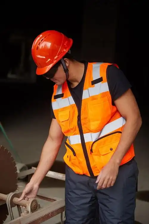 在建筑施工现场,佩戴安全帽的作用是什么?