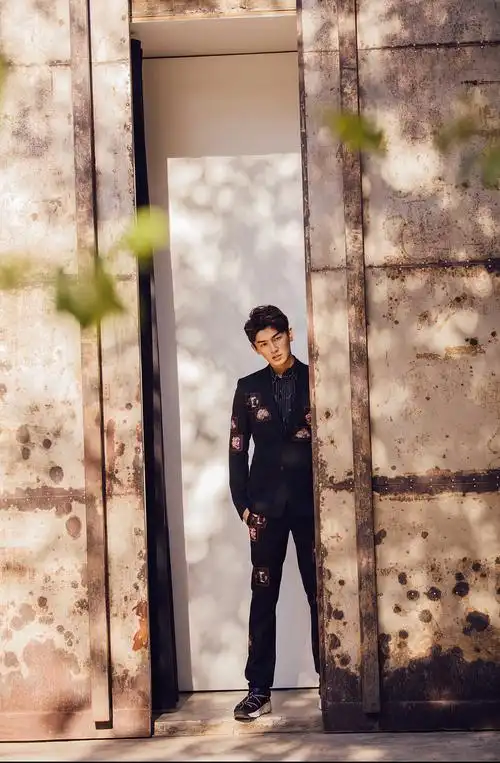 杨旭文曝时尚写真大片 长腿西装尽显绅士风度