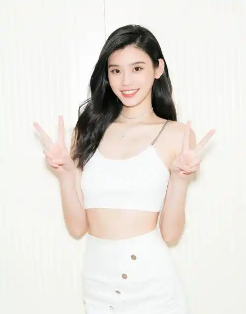 "维密超模"奚梦瑶穿长礼服出席活动 穿白色缎面长裙优雅大气_维多利亚