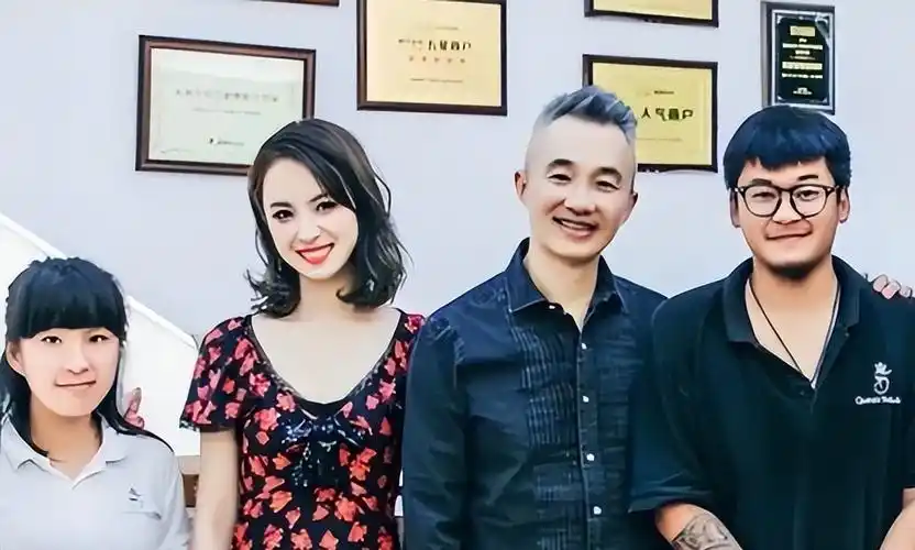 久未露面的程雷,陈蓉现身,不当主持人,日子过得依旧潇洒