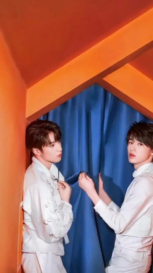 祺鑫文轩超话9592#文轩#礼貌拿图 抱图评论 4399!