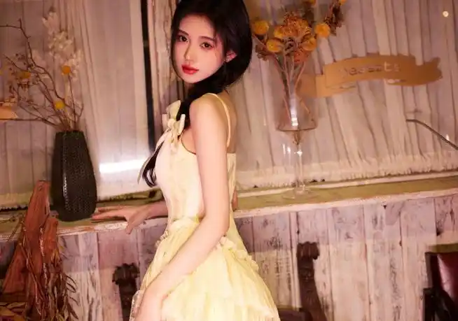 鞠婧祎穿黄色吊带百褶裙 举手投足尽显甜美_娱乐新闻-大嘴电影-大嘴