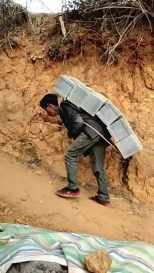 辛苦的老父亲,做苦力养家