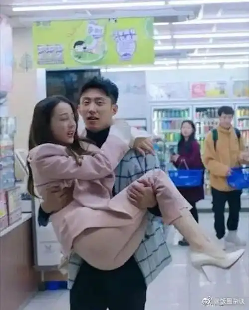 44岁秦岚被公主抱完美展示好身材蜜桃臀成为新审美标准