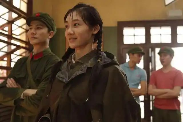 《芳华》刘峰和何小曼,相依却不会结合,他们都是被抛弃的受害者