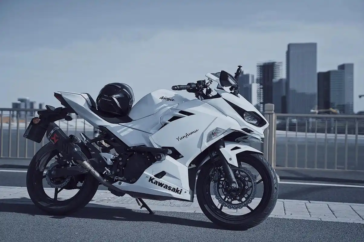 超帅白色川崎ninja400|机车摄影 梦想一旦开始,便无法停止.