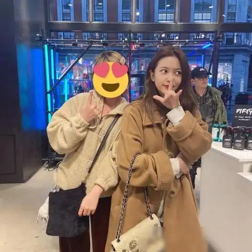 网友伦敦偶遇金艺琳,165的椰梨被拍成149,身高也是太硬伤了