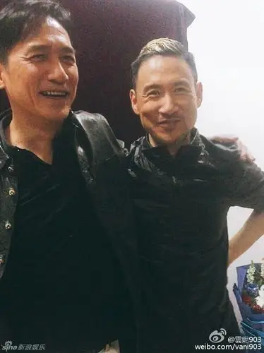 终同框! 梁朝伟张学友搂腰拥抱笑容满面(组图)