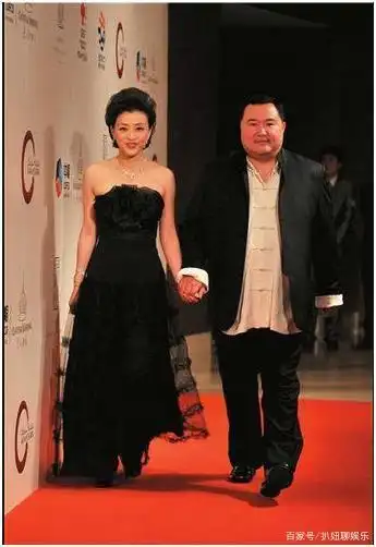她是"央视主持人"杨澜,二婚嫁富豪老公,如今51岁被宠成公主