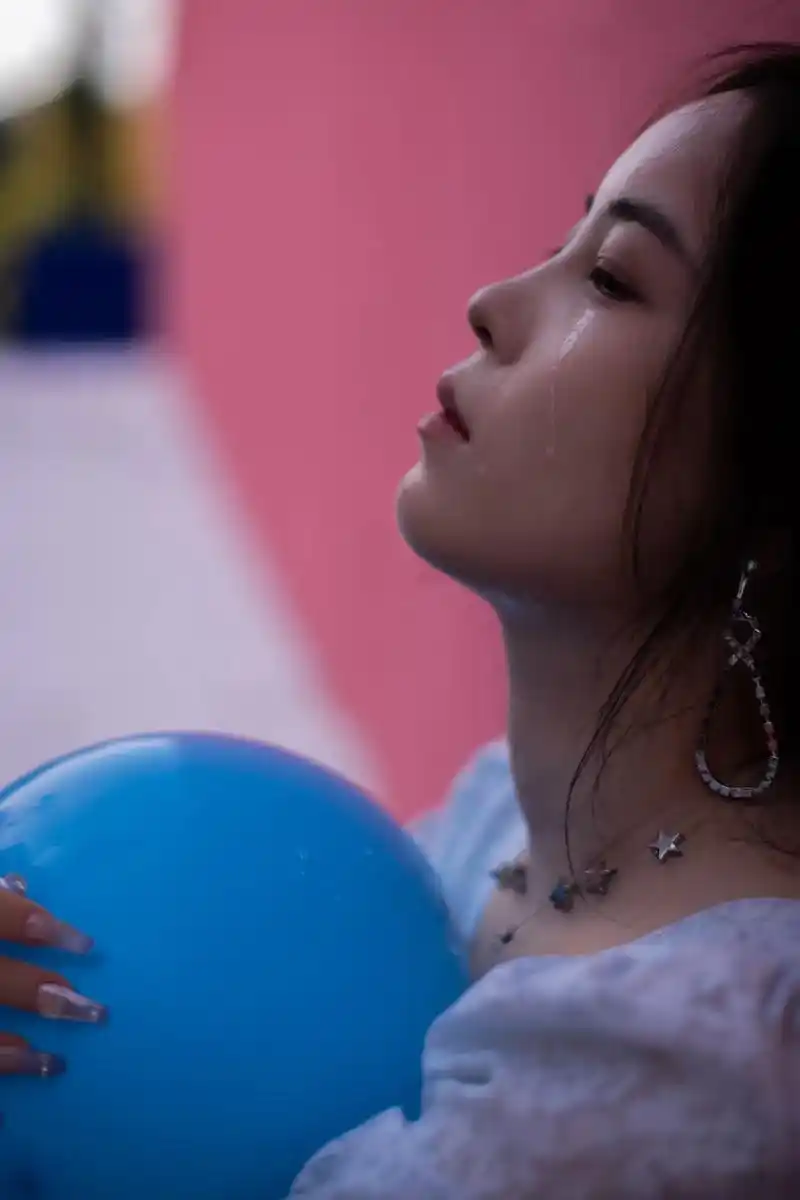 成年人的世界就是一边崩溃,一边自愈.#摄影 - 抖音