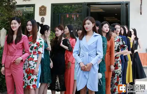 郑州百名模特街头选秀 现场量三围防造假