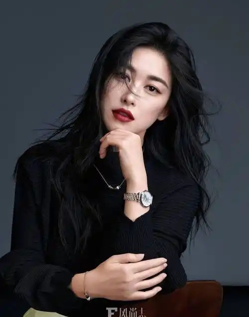 朱珠登《f风尚志》四月封面,超短热裤性感撩人,眼神无辜像白兔_时尚