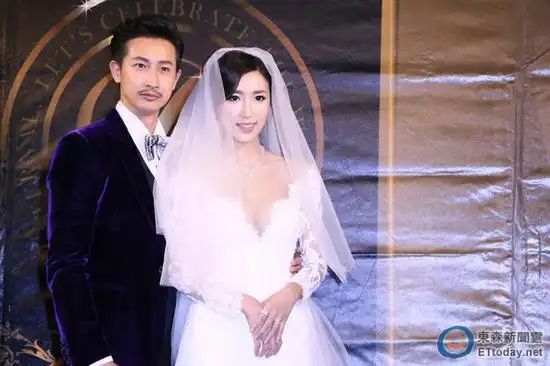 邱凯伟与小8岁女友完婚 新娘深v美艳