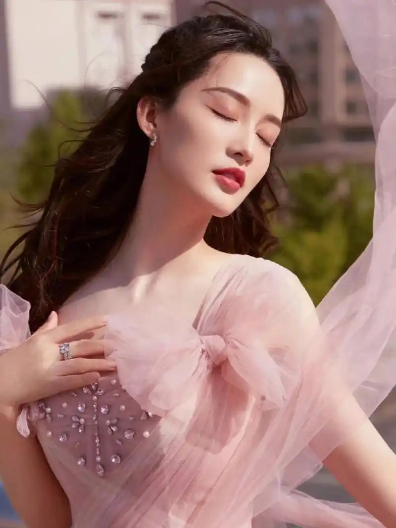 李沁街头和张艺兴甜蜜牵手,疑是恋情曝光?