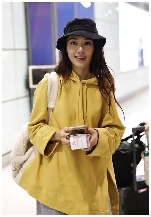 郭碧婷一身休闲装现身机场,鹅黄色卫衣搭阔腿裤温柔甜美,太真实_风格