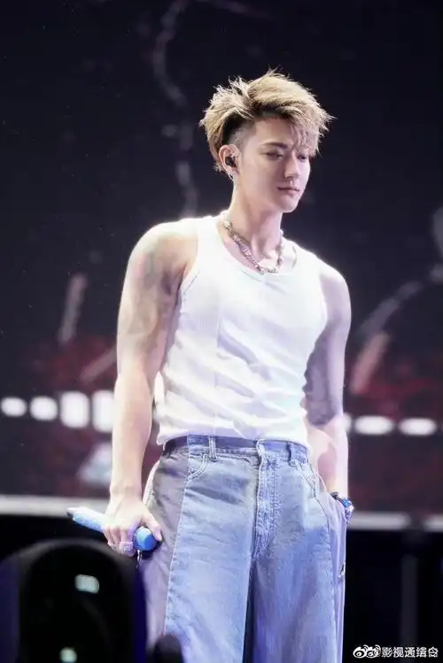 黄子韬杀回来了啊啊啊 舞台图帅爆 我天这肌肉性张力拉满了