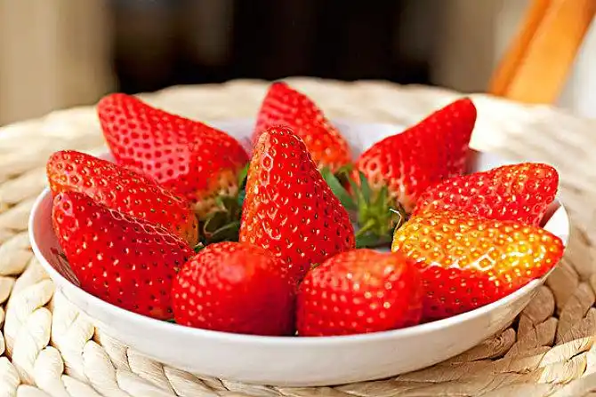 一盘摆放整齐的红色新鲜草莓