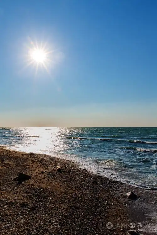 阳光明媚的海景