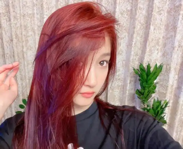 暗酒红色头发图片女生关晓彤悄悄染酒红色头发亮相