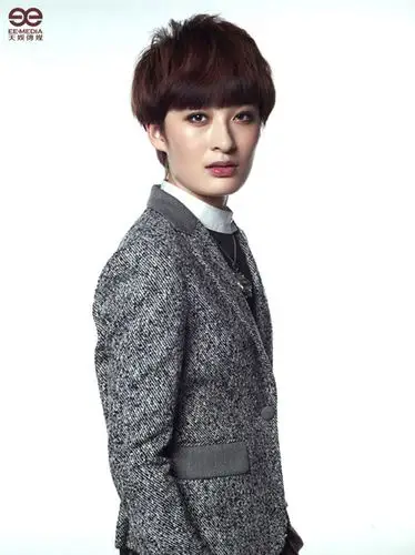 曾轶可加盟芒果春晚搭档神秘大咔秀花样图