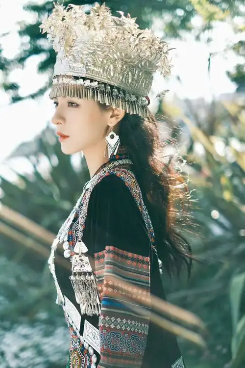 张予曦苗疆造型#一个喜欢看美女的人,是不可能是坏人的,这就是我的