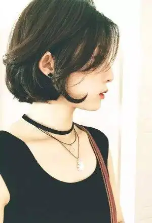 2020年剪短头发大势方位 微卷短发必然首当其冲