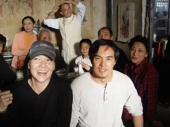 经人介绍小香玉认识了小她几岁的铁杆粉丝,也就是现在的老公樊泽峰