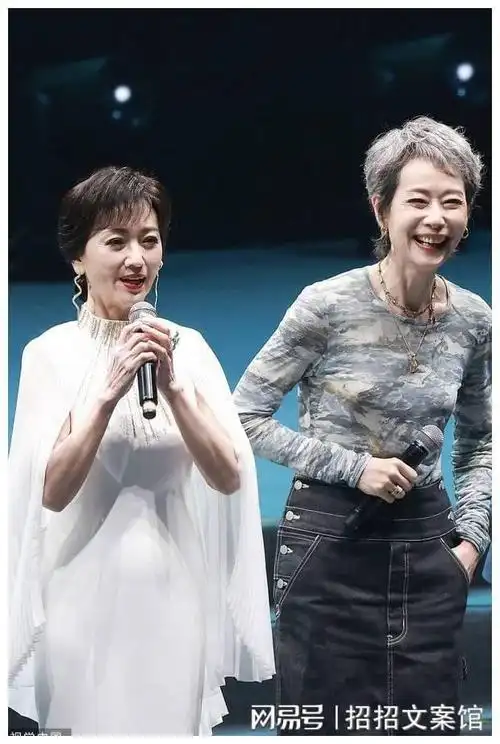 赵雅芝叶童陈美琪齐聚南京三人体态优雅状态轻松