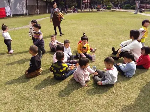 怀化市鹤城区鸿恩幼儿园豆豆二班户外活动精彩剪辑