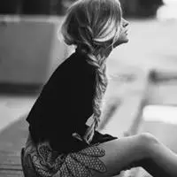 女生头像侧脸黑白 简单长发黑白侧脸女生头像